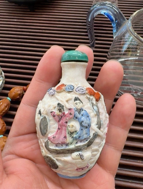 古玩陶瓷粉彩浮雕人物故事鼻煙壺真品鑒賞圖
