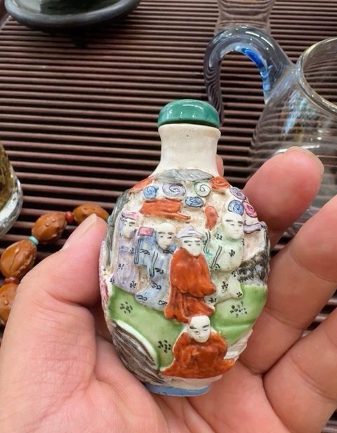 古玩陶瓷粉彩浮雕人物故事鼻煙壺真品鑒賞圖