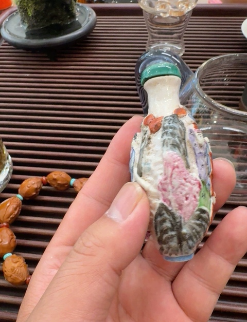 古玩陶瓷粉彩浮雕人物故事鼻煙壺真品鑒賞圖