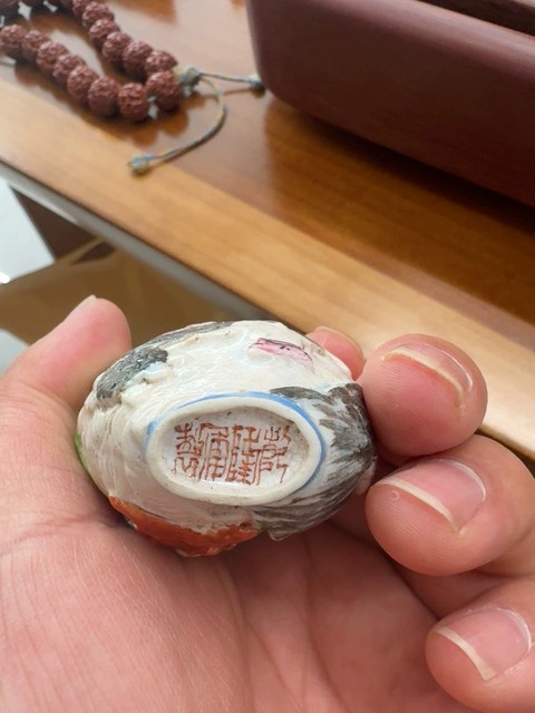 古玩陶瓷粉彩浮雕人物故事鼻煙壺真品鑒賞圖