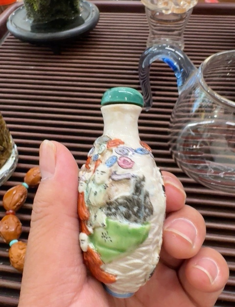 古玩陶瓷粉彩浮雕人物故事鼻煙壺真品鑒賞圖