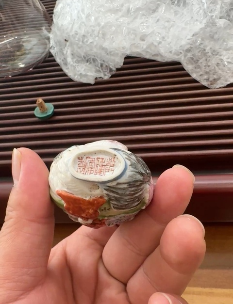 古玩陶瓷粉彩浮雕人物故事鼻煙壺真品鑒賞圖