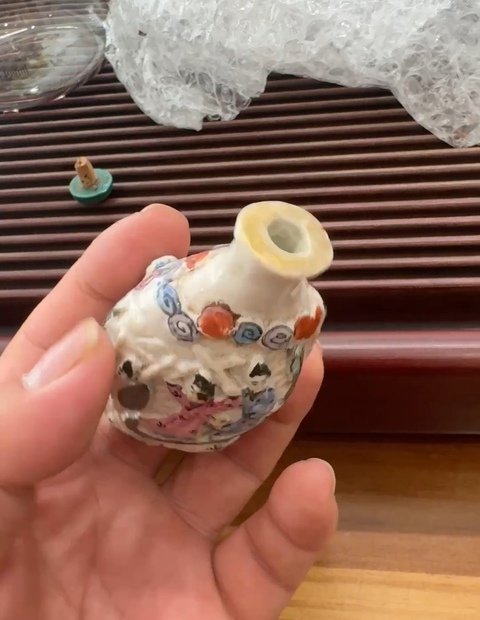 古玩陶瓷粉彩浮雕人物故事鼻煙壺真品鑒賞圖