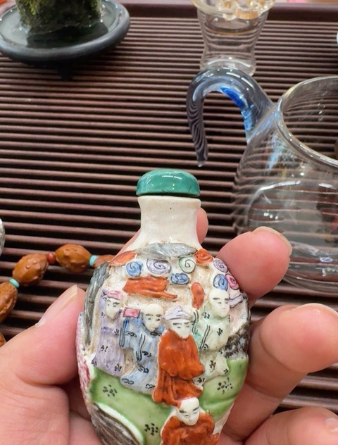 古玩陶瓷粉彩浮雕人物故事鼻煙壺真品鑒賞圖