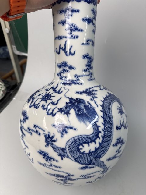 古玩陶瓷青花雙龍戲珠紋天球瓶真品鑒賞圖