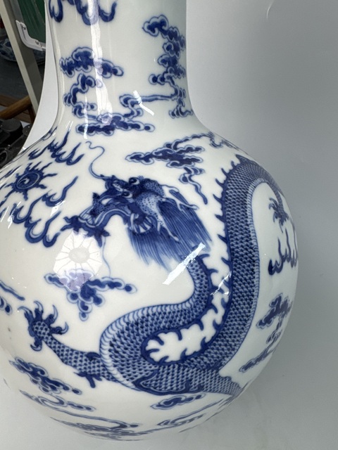 古玩陶瓷青花雙龍戲珠紋天球瓶真品鑒賞圖