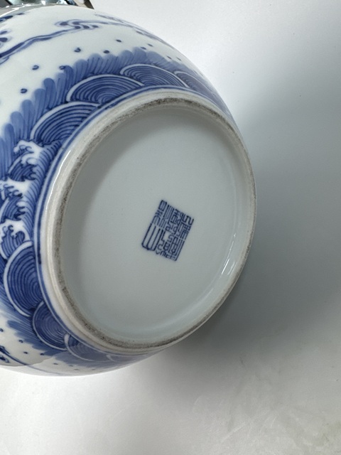 古玩陶瓷青花雙龍戲珠紋天球瓶真品鑒賞圖