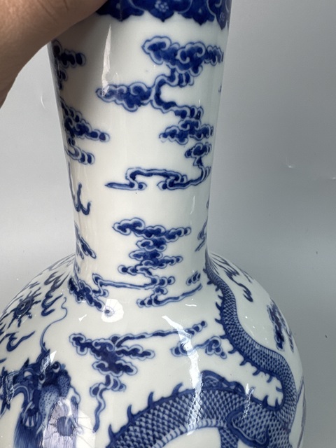 古玩陶瓷青花雙龍戲珠紋天球瓶真品鑒賞圖