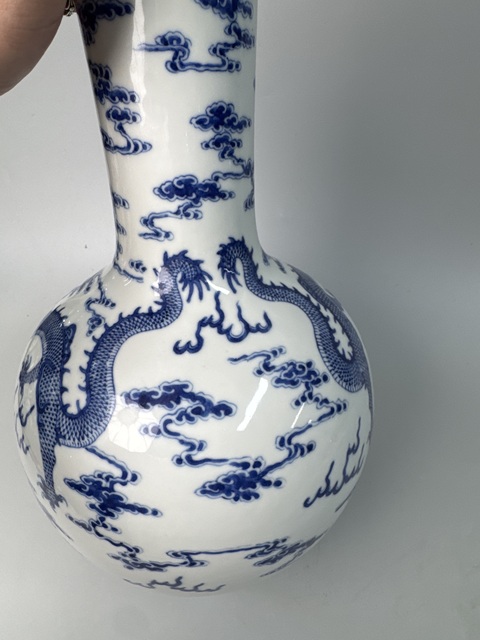 古玩陶瓷青花雙龍戲珠紋天球瓶真品鑒賞圖