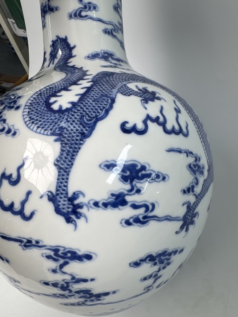 古玩陶瓷青花雙龍戲珠紋天球瓶真品鑒賞圖