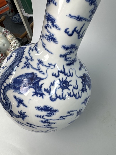 古玩陶瓷青花雙龍戲珠紋天球瓶真品鑒賞圖