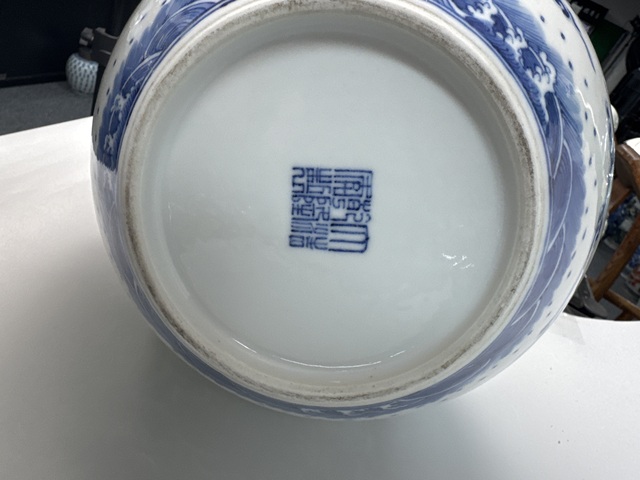 古玩陶瓷青花雙龍戲珠紋天球瓶真品鑒賞圖