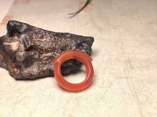 古玩玉器清代紅瑪瑙雕“戒指”拍賣,當前價格1500元