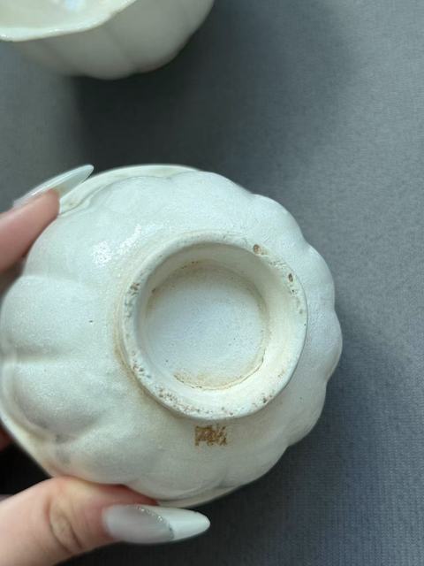 古玩陶瓷山西霍州窯白釉花口碗真品鑒賞圖