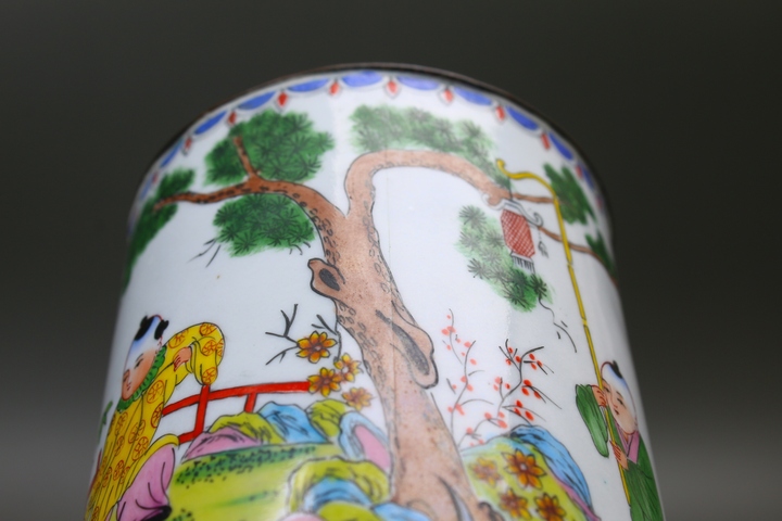 古玩陶瓷解放初期·銅胎畫琺瑯彩庭院仕女嬰戲圖筆筒拍賣,當(dāng)前價格0元