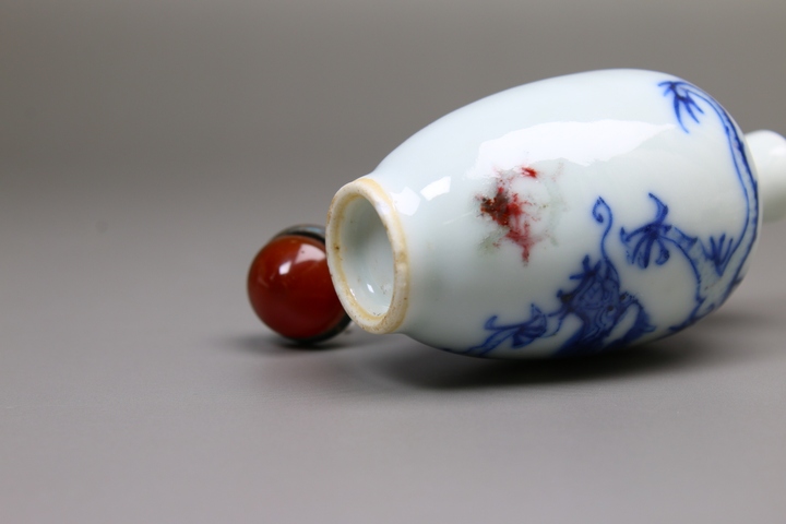 古玩陶瓷清中晚期·青花釉里紅趕珠龍紋鼻煙壺拍賣,當前價格0元