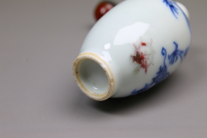 古玩陶瓷清中晚期·青花釉里紅趕珠龍紋鼻煙壺拍賣,當前價格0元