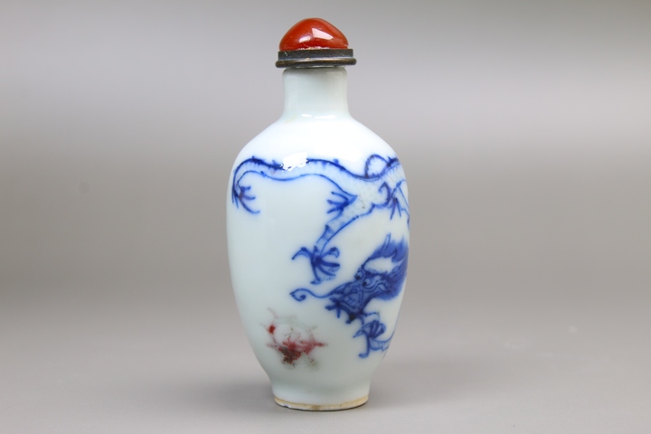 古玩陶瓷清中晚期·青花釉里紅趕珠龍紋鼻煙壺拍賣,當前價格0元