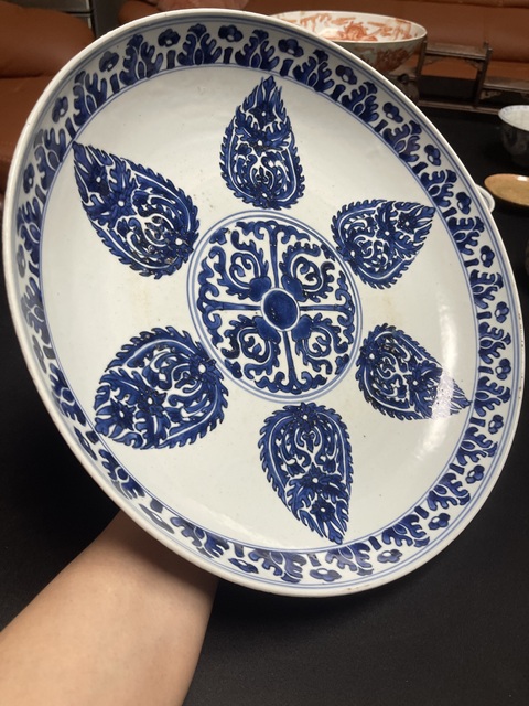 古玩陶瓷花卉紋青花盤真品鑒賞圖