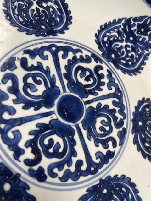 古玩陶瓷花卉紋青花盤真品鑒賞圖