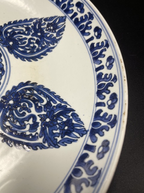 古玩陶瓷花卉紋青花盤真品鑒賞圖