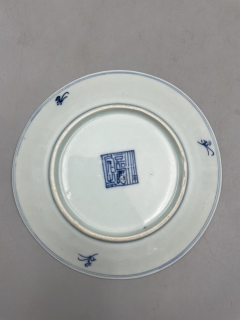 古玩陶瓷花卉紋青花盤真品鑒賞圖