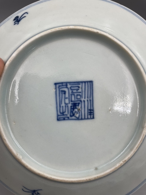 古玩陶瓷花卉紋青花盤真品鑒賞圖