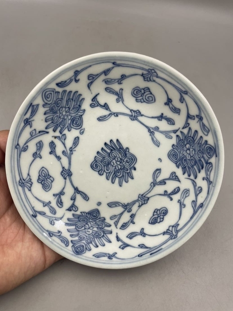 古玩陶瓷花卉紋青花盤真品鑒賞圖
