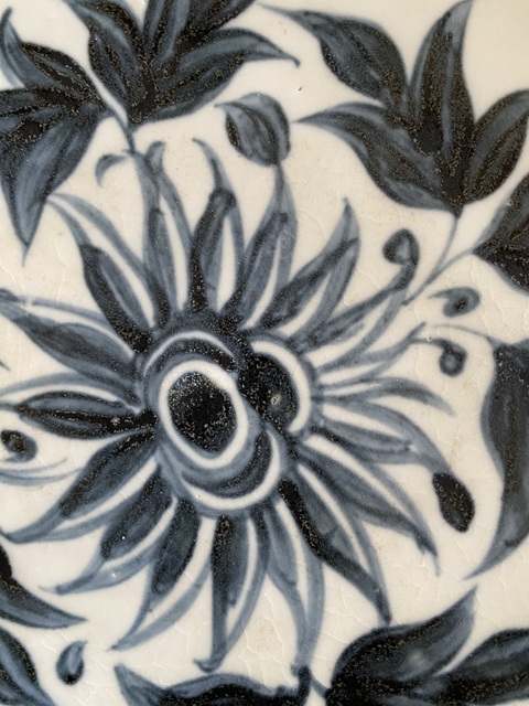 古玩陶瓷花卉紋青花盤真品鑒賞圖