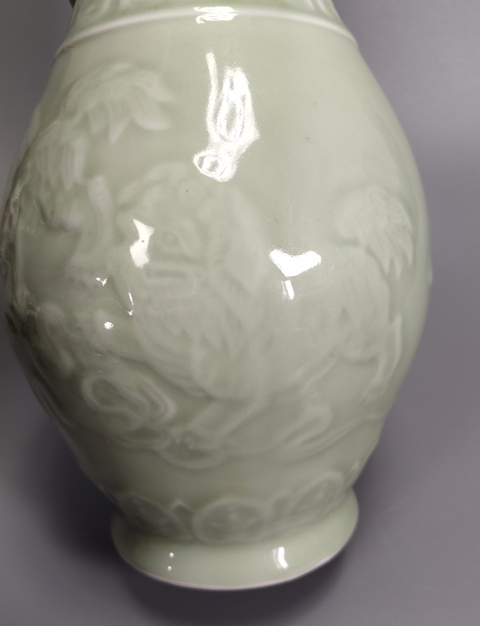 古玩陶瓷豆青釉獅紋如意雙耳瓶拍賣,當前價格1699元