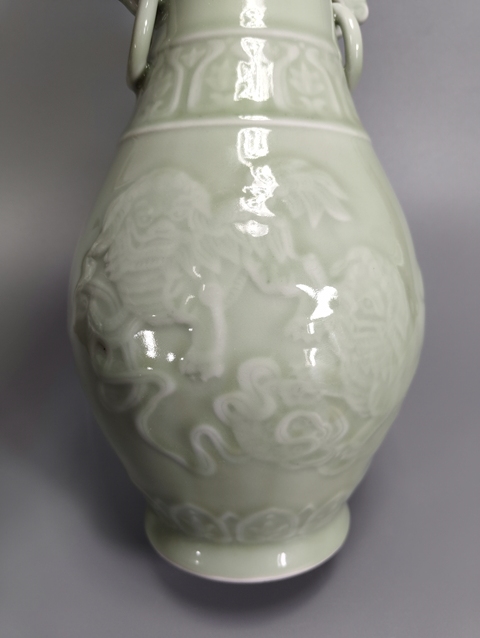 古玩陶瓷豆青釉獅紋如意雙耳瓶拍賣,當前價格1699元
