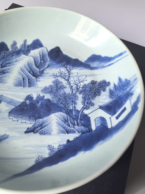 古玩陶瓷青花山水紋臥盤真品鑒賞圖