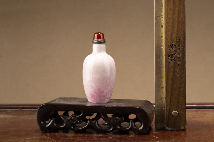 古玩陶瓷清晚·鱔魚紅釉鼻煙壺真品鑒賞圖