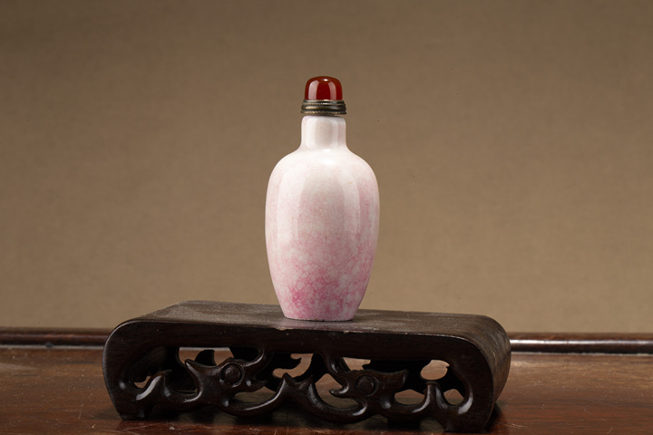 古玩陶瓷清晚·鱔魚紅釉鼻煙壺真品鑒賞圖