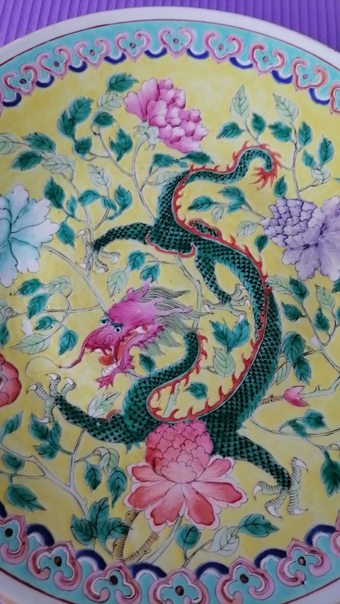 古玩陶瓷清晚期 粉彩穿花龍紋大盤真品鑒賞圖