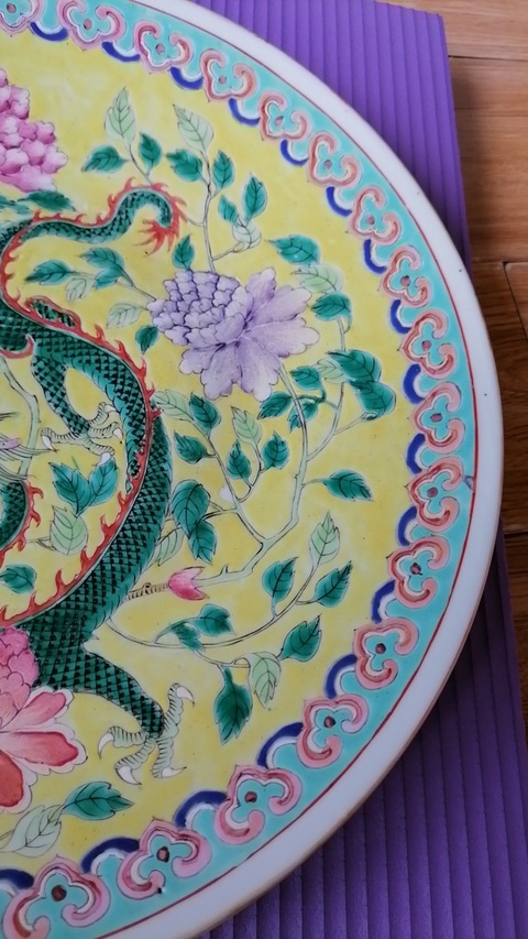 古玩陶瓷清晚期 粉彩穿花龍紋大盤真品鑒賞圖