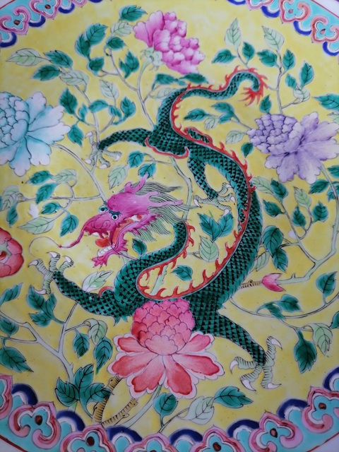 古玩陶瓷清晚期 粉彩穿花龍紋大盤真品鑒賞圖