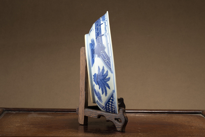 古玩陶瓷清道光·青花外庭院仕女內松竹梅紋盤(官)真品鑒賞圖