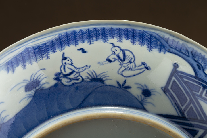 古玩陶瓷清道光·青花外庭院仕女內松竹梅紋盤(官)真品鑒賞圖