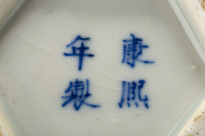 古玩陶瓷清晚·青花開窗仕女紋六方瓶拍賣,當前價格656元