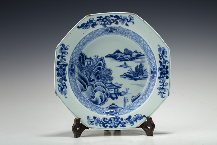 古玩陶瓷清乾隆·青花山水人物紋八方盤(pán)拍賣(mài),當(dāng)前價(jià)格248元