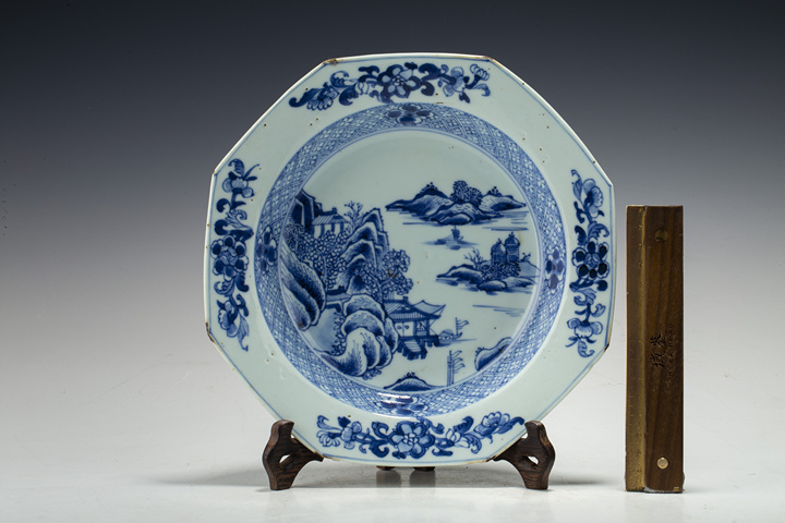 古玩陶瓷清乾隆·青花山水人物紋八方盤(pán)拍賣(mài),當(dāng)前價(jià)格248元