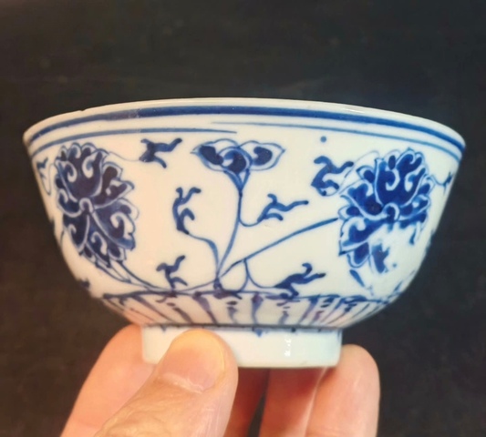 古玩陶瓷青花纏枝花卉紋碗真品鑒賞圖