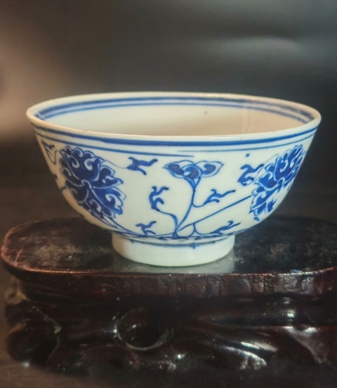 古玩陶瓷青花纏枝花卉紋碗真品鑒賞圖