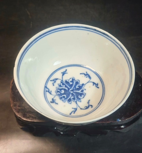 古玩陶瓷青花纏枝花卉紋碗真品鑒賞圖