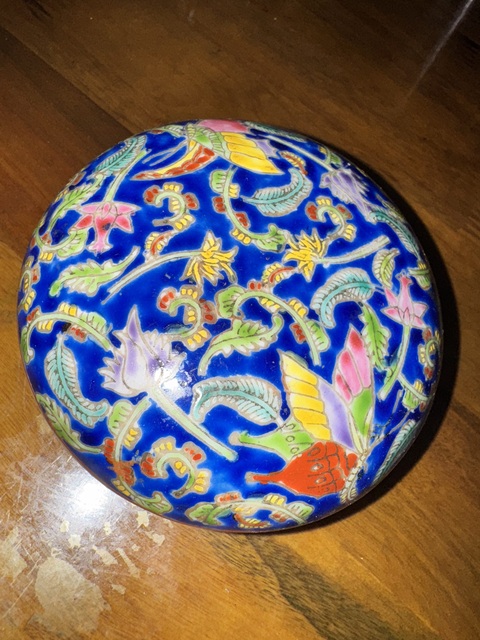 古玩陶瓷50年代藍(lán)地粉彩花蝶紋印盒真品鑒賞圖