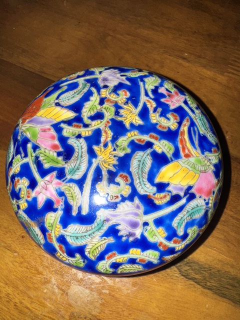 古玩陶瓷50年代藍(lán)地粉彩花蝶紋印盒真品鑒賞圖