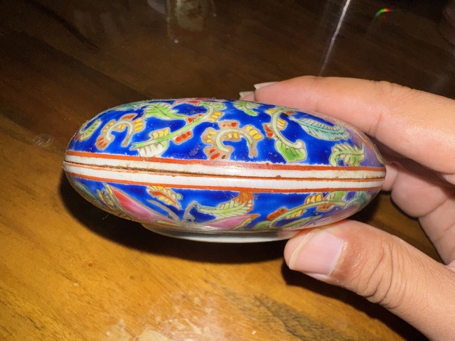 古玩陶瓷50年代藍(lán)地粉彩花蝶紋印盒真品鑒賞圖
