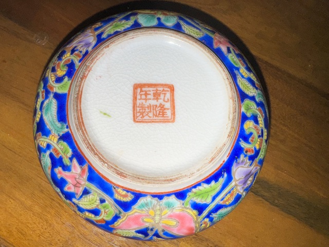 古玩陶瓷50年代藍(lán)地粉彩花蝶紋印盒真品鑒賞圖