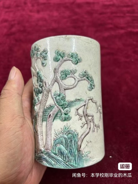 古玩陶瓷素三彩貼塑馬上封侯圖筆筒真品鑒賞圖